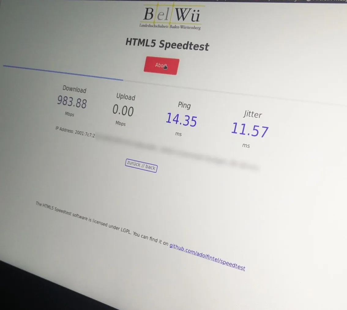 Speedtest in progress showing a Download speed of 983.88 Mbit/s. // Speedtest im Gange der im Download 983,88 Mbit/s anzeigt.