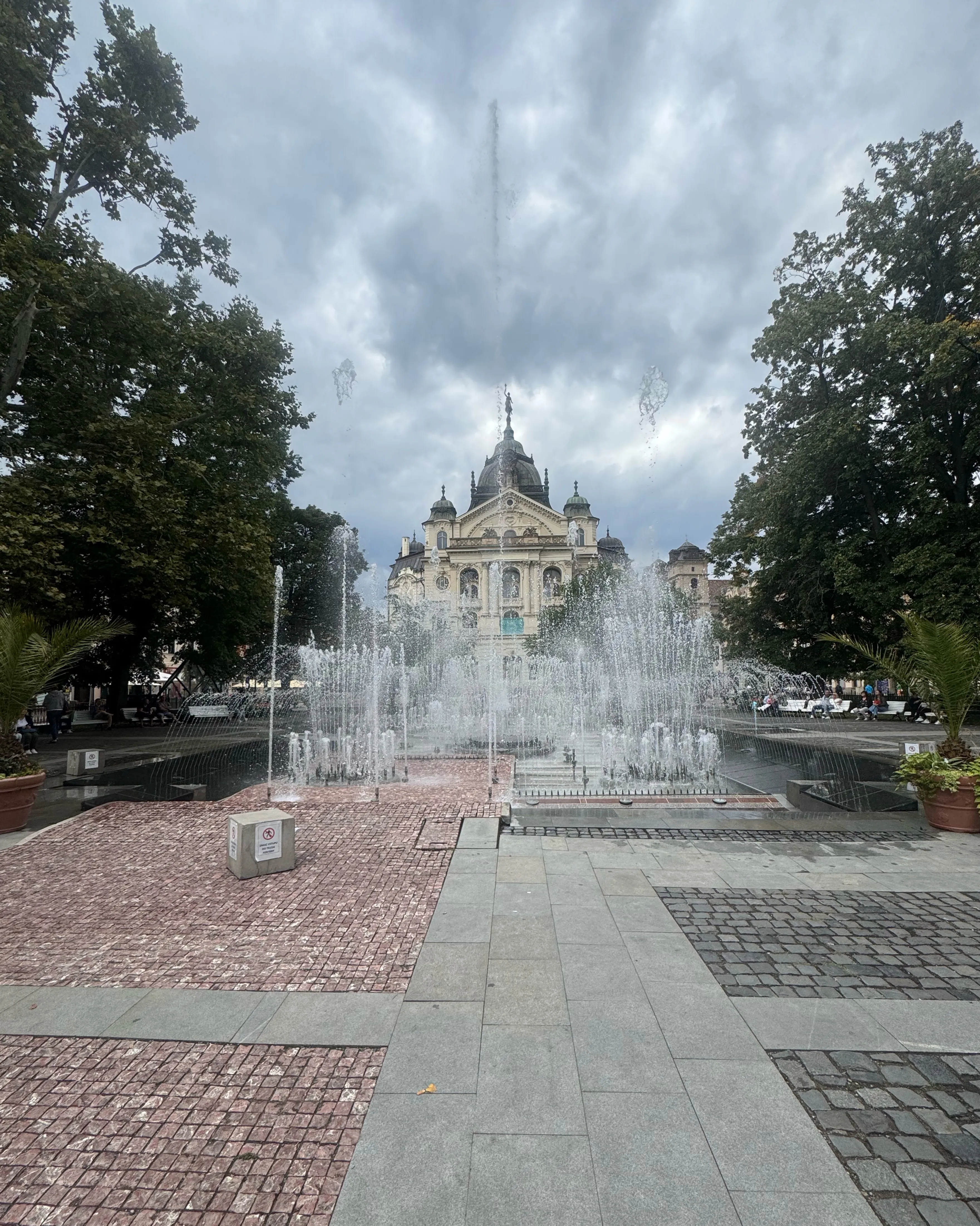Wasserspiele vor dem National Theatre Košice