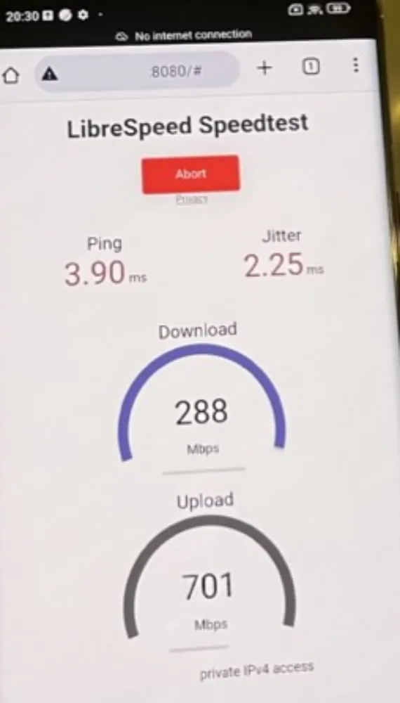 Wi-Fi 6 Speedtest durch Metalltür