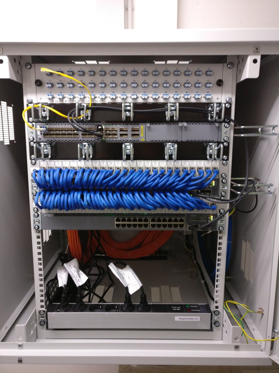 Foto des Core Routers im Studentendorf Ludwigsburg (Juniper EX4600) und 2 Access Switchen (Juniper EX3300) unterhalb eines Glasfaser Patchpanels.